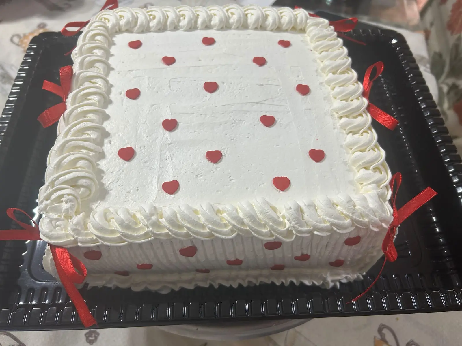 Bolo de aniversário: Feito para a sua comemoração: com chantilly e frutas, chocolate ou decorado no tema da festa, do time do coração ao personagem...