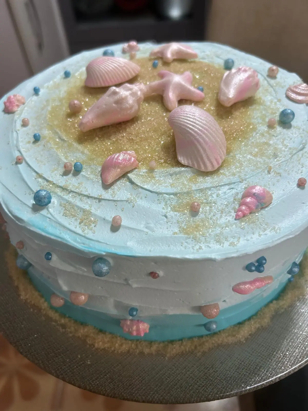 Bolo de mesversário: Para os mesversários do bebê: bolo decorado no tema que a família escolher, pronto para a foto da comemoração.