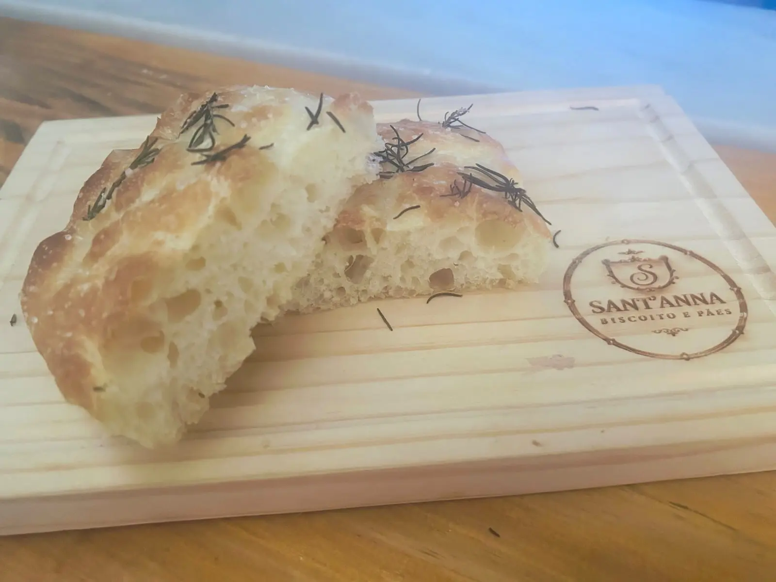 Focaccia artesanal: Clássica de sal e alecrim, tomate, azeitonas preta e verde, queijo, calabresa ou calabresa com queijo. Cada sabor tem o seu pre...