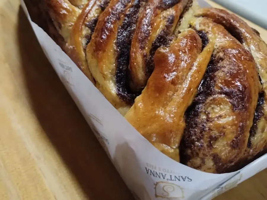 Babka: Trança de massa amanteigada com recheio generoso. Sabores: canela, maçã, chocolate ou doce de leite.