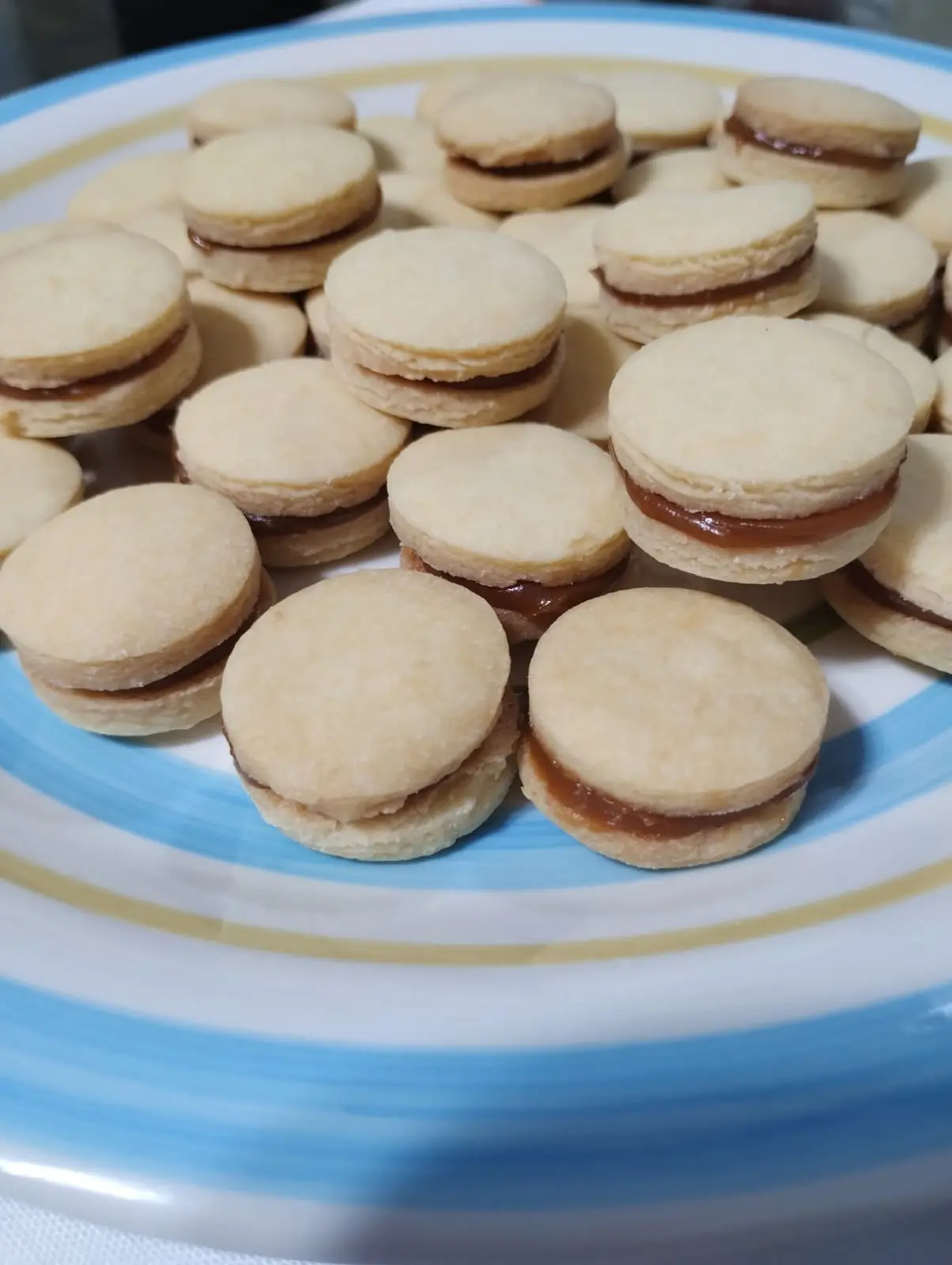 Casadinho de doce de leite: Dois amanteigados unidos por doce de leite cremoso. O casamento que ninguém contesta.