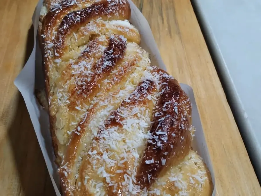 Rosca de coco: Trança de massa macia coberta de coco ralado, assada na forma. Doce na medida para o café da tarde.