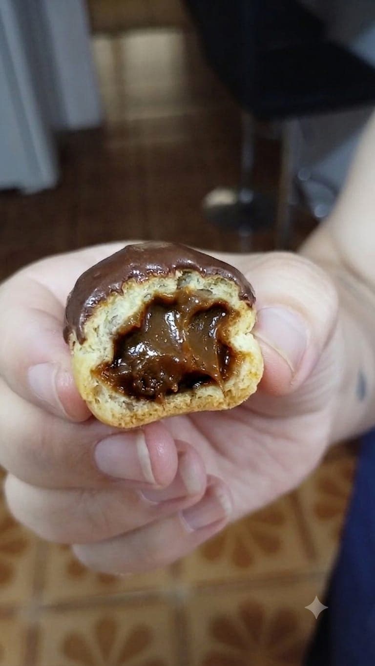 Carolina de doce de leite: Assadas, recheadas com doce de leite depois de prontas e finalizadas com cobertura de chocolate. Vendidas por peso.