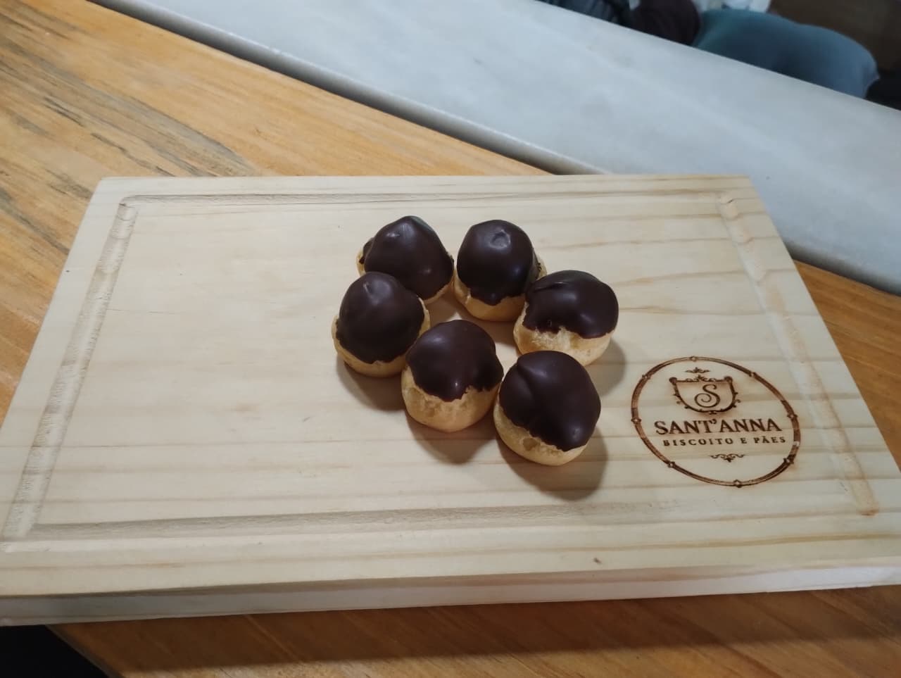 Carolinas: Assadas primeiro, recheadas depois e finalizadas com cobertura de chocolate. Nos sabores creme e doce de leite, vendidas por peso: 150 g, 200 g ou 300 g.