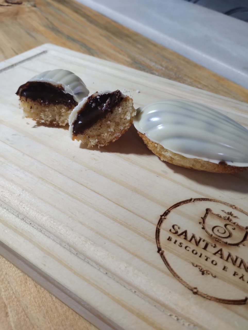 Madeleine premium: A mesma massa amanteigada da clássica, com recheio de ganache e cobertura de chocolate branco. A versão de presentear, ou de se...