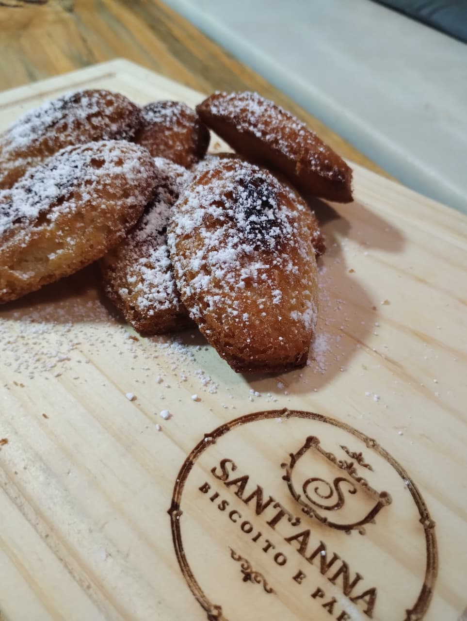 Madeleines: Bolinhos amanteigados em forma de concha, assados em pequenos lotes: na versão clássica, com açúcar de confeiteiro, ou na premium, com ganache e cobertura de chocolate branco. Em pacote com 4 ou no kit com 4 pacotes.