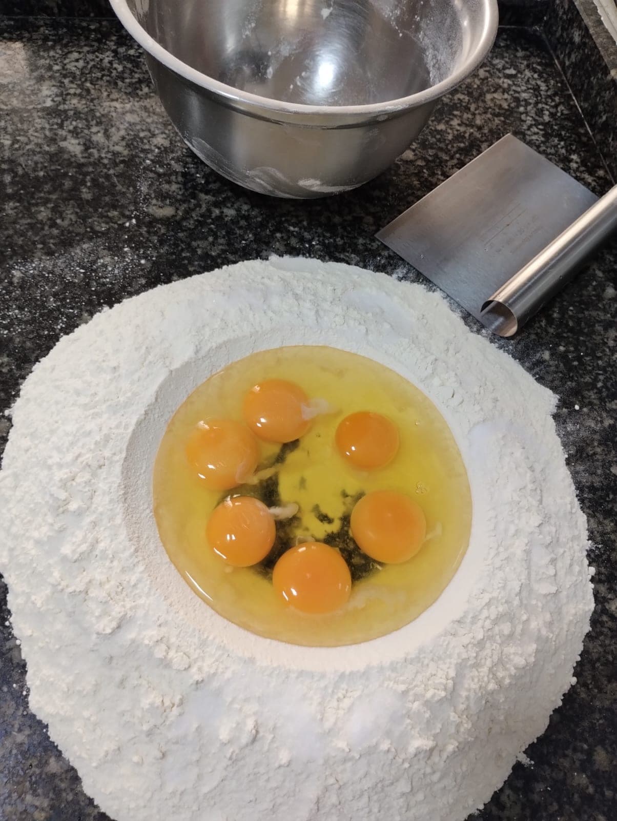 Farinha e gemas frescas, o começo da massa caseira da Sant'Anna
