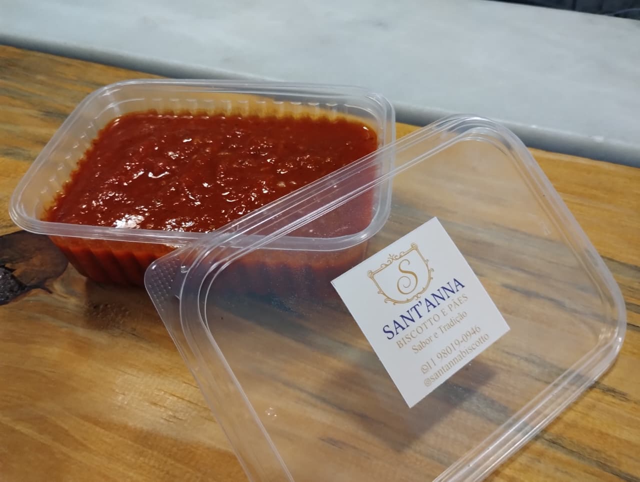Molho basílico: Clássico e cheio de sabor: molho de tomate apurado com calma e manjericão fresco. O par certo de qualquer massa da casa.